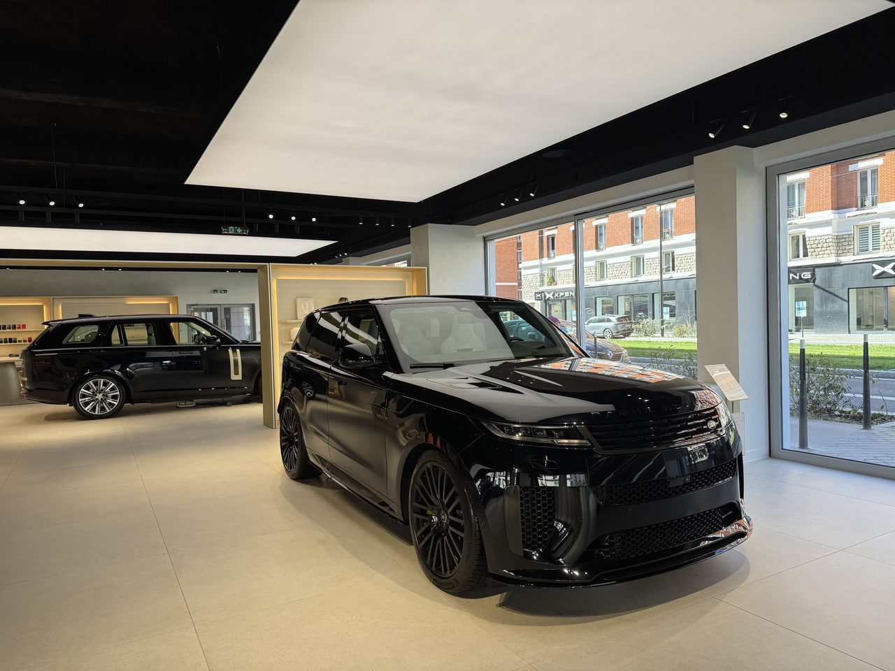 Range Rover SV — showroom